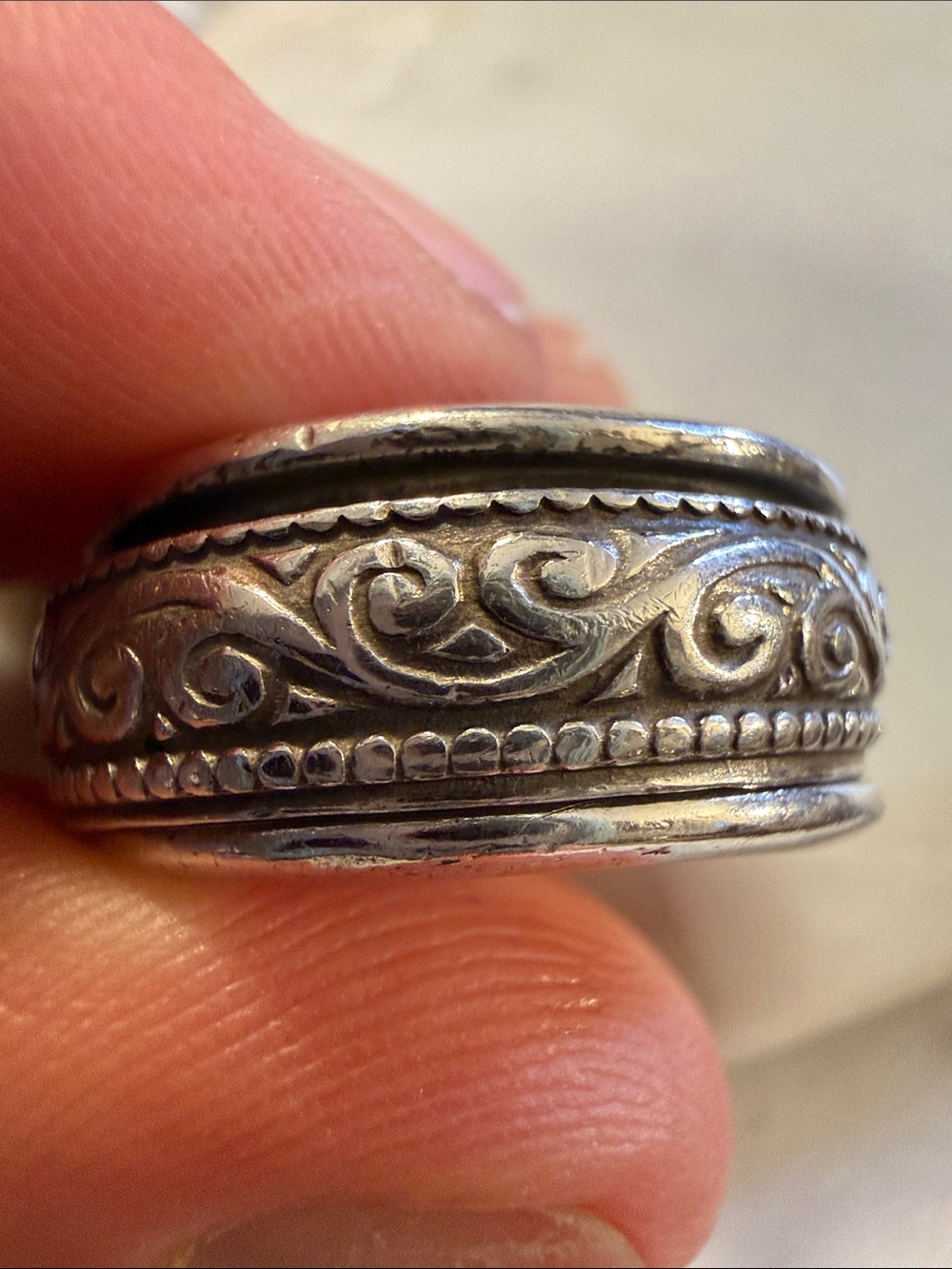 .925 Ornate Scrollwork Silver Spinner Band Ring